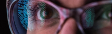 Mensch mit Brille, Spiegelung Fingerabdruck